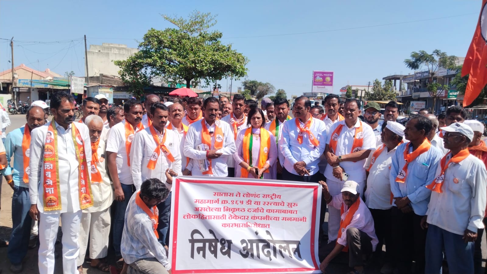 Breaking News सातारा–लोणंद महामार्गावर निकृष्ट कामाचा उद्रेक; सेना भाजपने केला रस्तारोको, काम बंदचा इशारा