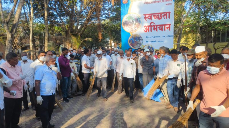 Satara News अन् पोलिसही त्यांच्यासोबत बनले स्वच्छतेचे पाईक 4 Satara News अन् पोलिसही त्यांच्यासोबत बनले स्वच्छतेचे पाईक