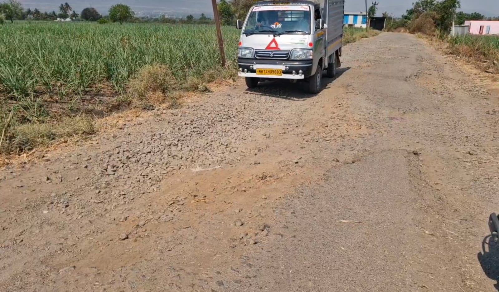 BIG NEWS दहिगावच्या रस्त्यांची चाळण; संतप्त ग्रामस्थांचा प्रशासनाविरोधात एल्गार, आंदोलनाचा इशारा 1 BIG NEWS दहिगावच्या रस्त्यांची चाळण; संतप्त ग्रामस्थांचा प्रशासनाविरोधात एल्गार, आंदोलनाचा इशारा