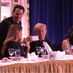 Donald Trump News खळबळजनक: वॉशिंग्टनमध्ये डोनाल्ड ट्रम्प यांच्या कार्यक्रमात गोळीबार; हल्लेखोर अटकेत, Donald Trump News