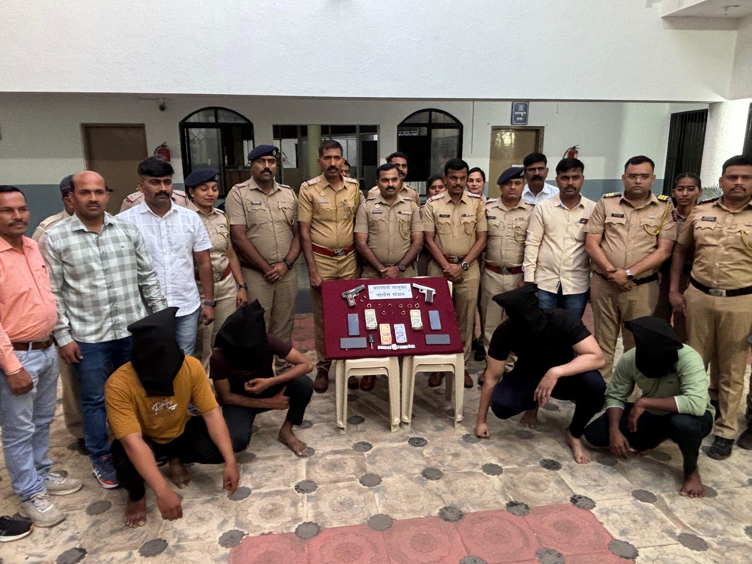 Baramati Breaking News पोलिसांचा ‘सिंघम’ स्टाईल थरार! रिव्हॉल्व्हरच्या धाकावर व्यापाऱ्याला लुटणाऱ्या टोळीच्या मुसक्या आवळल्या