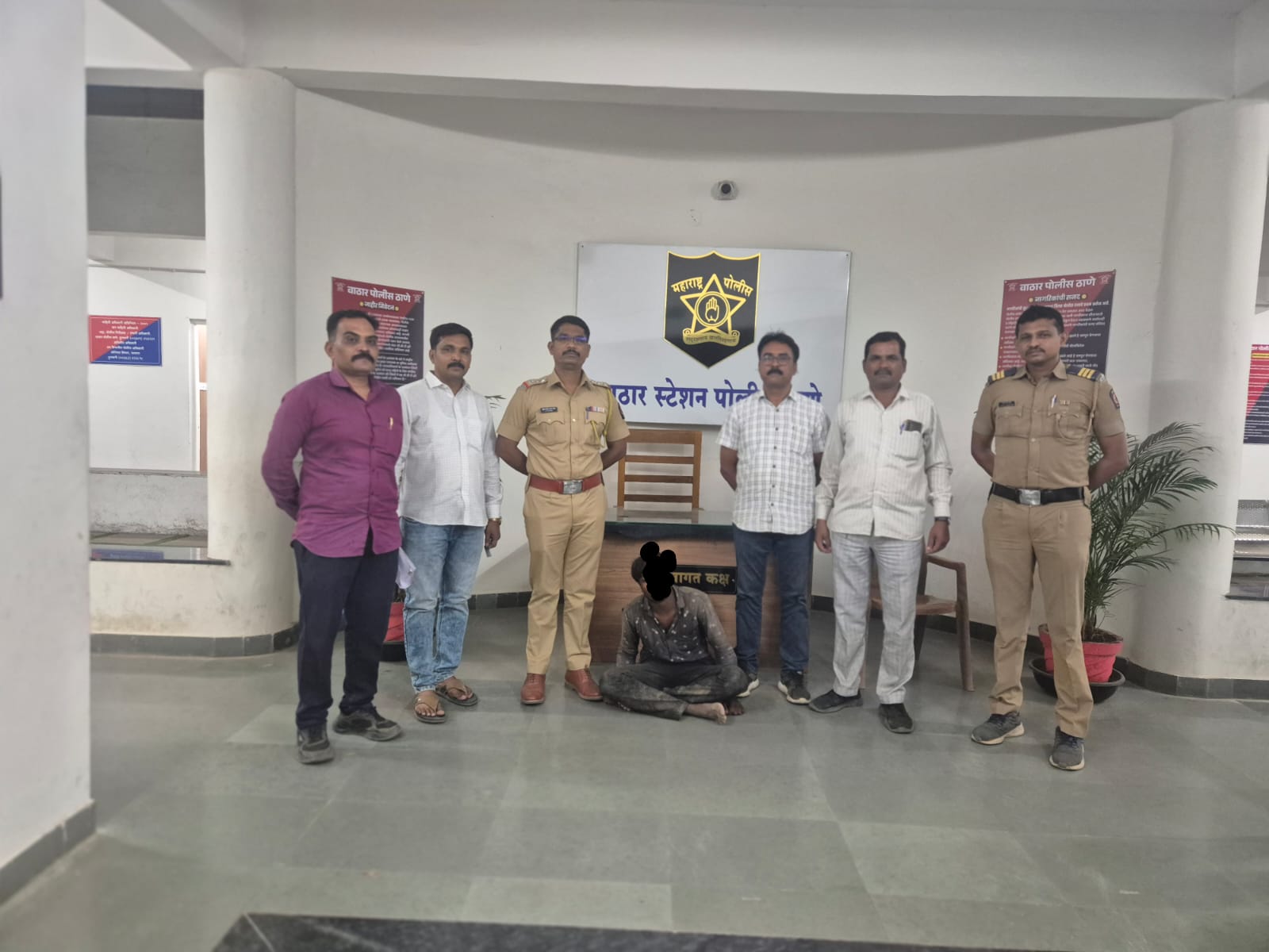 Crime News लोणंदमध्ये थरार! ५ वर्षांपासून गुंगारा देणारा 'डीपी' चोर उसाच्या शेतातून जेरबंद; पोलिसांचा १ किमी पाठलाग 1 Crime News लोणंदमध्ये थरार! ५ वर्षांपासून गुंगारा देणारा ‘डीपी’ चोर उसाच्या शेतातून जेरबंद; पोलिसांचा १ किमी पाठलाग