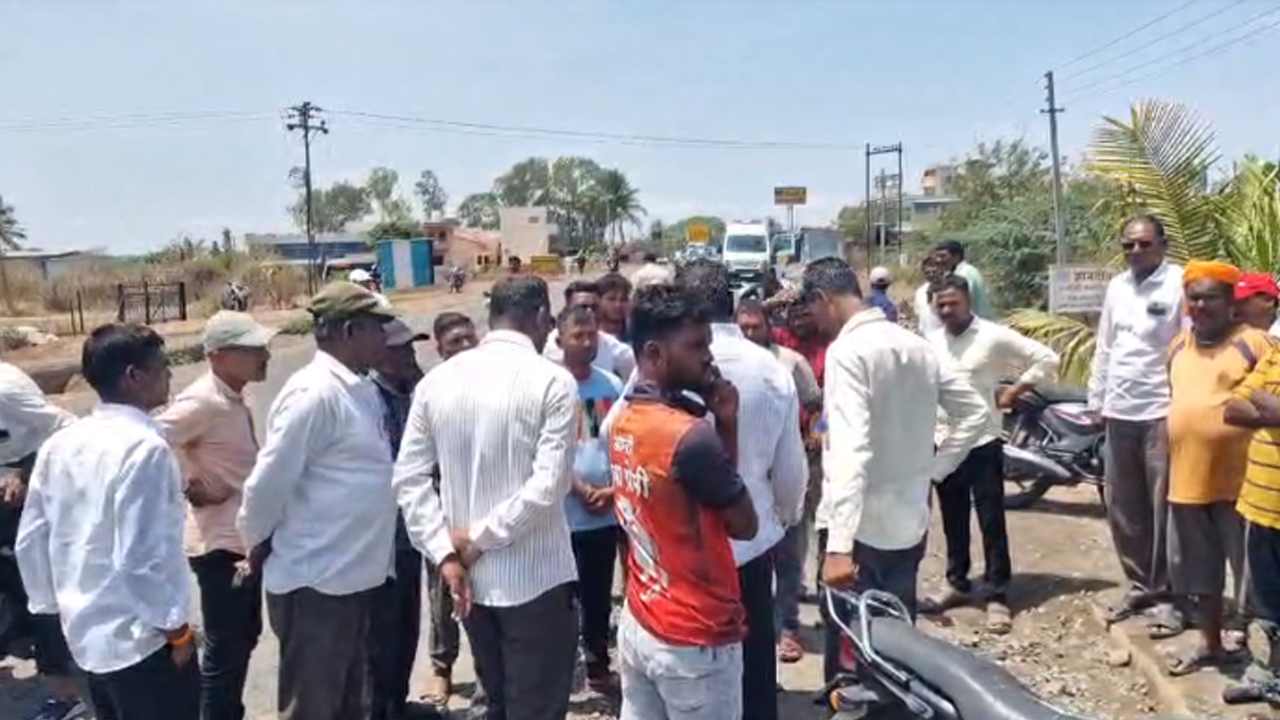 Wathar Station Road Accident Case: वाठारमध्ये भीषण अपघात; ॲम्बुलन्सच्या विलंबामुळे २१ वर्षीय युवकाचा मृत्यू, संतप्त नागरिकांची तीव्र आंदोलनाची हाक! 1 Wathar Station Road Accident Case: वाठारमध्ये भीषण अपघात; ॲम्बुलन्सच्या विलंबामुळे २१ वर्षीय युवकाचा मृत्यू, संतप्त नागरिकांची तीव्र आंदोलनाची हाक!