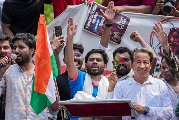 Cockroach Janta Party :मेम ते महाआंदोलन! कोण आहेत ‘कॉकरोच जनता पार्टी’चे संस्थापक Abhijeet Dipke CJP? वाचा सविस्तर 3 Cockroach Janta Party :मेम ते महाआंदोलन! कोण आहेत ‘कॉकरोच जनता पार्टी’चे संस्थापक Abhijeet Dipke CJP? वाचा सविस्तर