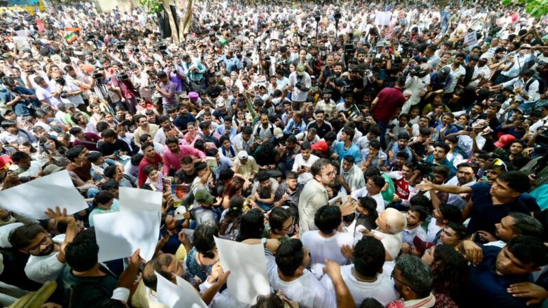 Cockroach Janta Party Protest : दिल्लीत 'कॉकरोच जनता पार्टी'चे जंतर-मंतरवर भव्य आंदोलन; केंद्रीय शिक्षणमंत्री धर्मेंद्र प्रधान यांच्या राजीनाम्यासाठी घोषणाबाजी! 4 Cockroach Janta Party Protest : दिल्लीत ‘कॉकरोच जनता पार्टी’चे जंतर-मंतरवर भव्य आंदोलन; केंद्रीय शिक्षणमंत्री धर्मेंद्र प्रधान यांच्या राजीनाम्यासाठी घोषणाबाजी!