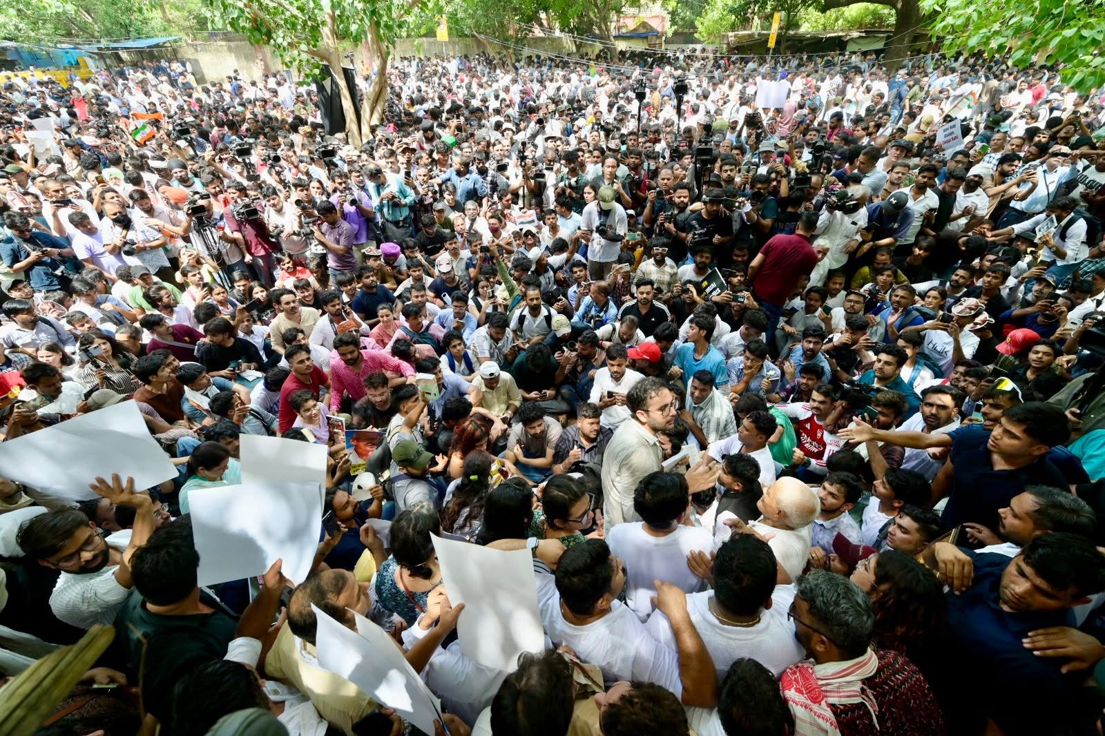 Cockroach Janta Party Protest : दिल्लीत ‘कॉकरोच जनता पार्टी’चे जंतर-मंतरवर भव्य आंदोलन; केंद्रीय शिक्षणमंत्री धर्मेंद्र प्रधान यांच्या राजीनाम्यासाठी घोषणाबाजी!