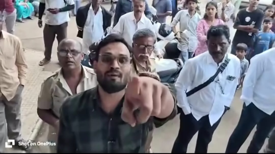 Shahrukh Khan Suspended :मुजोरी नडली, पत्रकारांना 'दलाल' म्हणणाऱ्या मुजोर वाहतूक निरीक्षक शाहरुख खानचे अखेर निलंबन 1 Shahrukh Khan Suspended :मुजोरी नडली, पत्रकारांना ‘दलाल’ म्हणणाऱ्या मुजोर वाहतूक निरीक्षक शाहरुख खानचे अखेर निलंबन