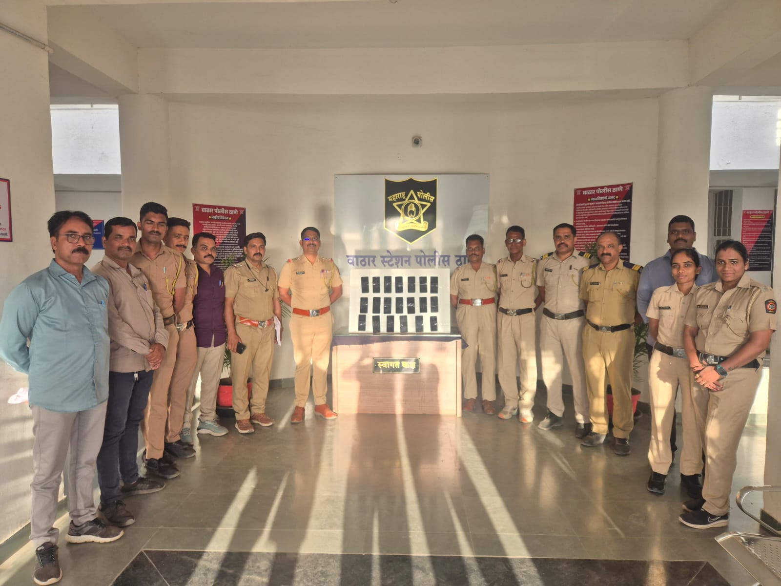 Lost Mobile Recovered :वाठार पोलिसांचा धडाका! ६ लाखांचे २५ हरवलेले मोबाईल शोधून नागरिकांना केले परत!