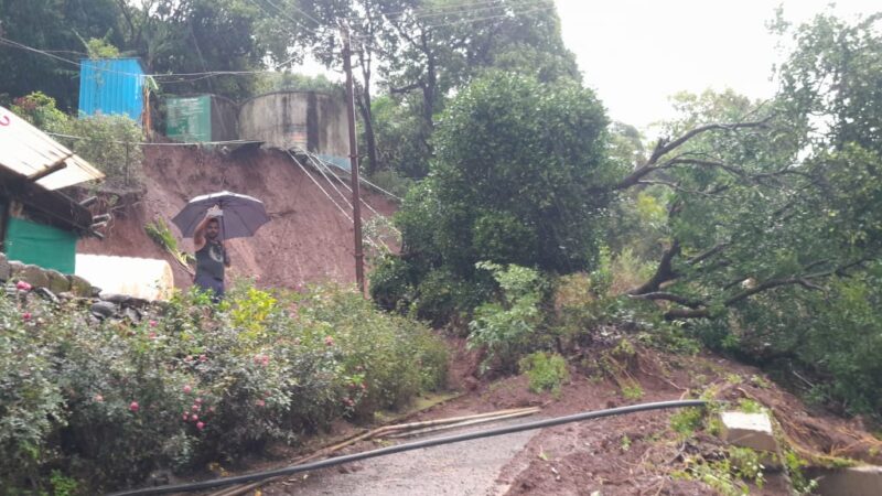 Mahabaleshwar Landslide Navli महाबळेश्वरच्या नावली गावात अतिवृष्टीमुळे जमीन खचली; प्रशासन सतर्क 1 Mahabaleshwar Landslide Navli महाबळेश्वरच्या नावली गावात अतिवृष्टीमुळे जमीन खचली; प्रशासन सतर्क