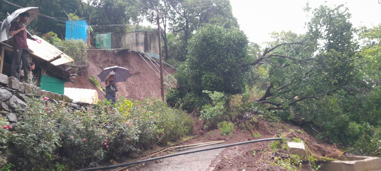 Mahabaleshwar Landslide Navli महाबळेश्वरच्या नावली गावात अतिवृष्टीमुळे जमीन खचली; प्रशासन सतर्क 1 Mahabaleshwar Landslide Navli महाबळेश्वरच्या नावली गावात अतिवृष्टीमुळे जमीन खचली; प्रशासन सतर्क