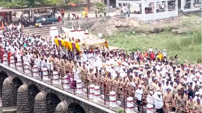 Sant Dnyaneshwar Maharaj Palkhi 2026: टाळ-मृदंगाचा गजर अन् हरिनामाचा जयघोष; माऊलींच्या पालखीचे साताऱ्यात भक्तीमय वातावरणात आगमन, 2 Sant Dnyaneshwar Maharaj Palkhi 2026: टाळ-मृदंगाचा गजर अन् हरिनामाचा जयघोष; माऊलींच्या पालखीचे साताऱ्यात भक्तीमय वातावरणात आगमन,