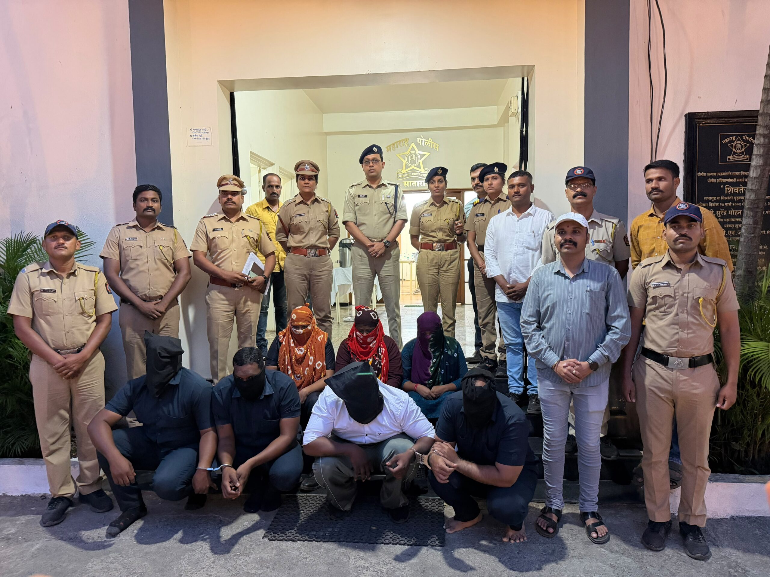 Satara Crime News तोतया पोलीस अडकले खऱ्या पोलिसांच्या जाळ्यात; ७ जणांच्या टोळीकडून २१ लाखांचा मुद्देमाल हस्तगत! 1 Satara Crime News तोतया पोलीस अडकले खऱ्या पोलिसांच्या जाळ्यात; ७ जणांच्या टोळीकडून २१ लाखांचा मुद्देमाल हस्तगत!
