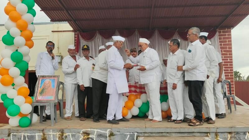 Independence Day 2026 : अंबवडेत गावाच्या शैक्षणिक कार्याला माजी सैनिकांचा हातभार; शाळेला स्मार्ट पॅनेलसाठी १ लाखांची मदत 2 Independence Day 2026 : अंबवडेत गावाच्या शैक्षणिक कार्याला माजी सैनिकांचा हातभार; शाळेला स्मार्ट पॅनेलसाठी १ लाखांची मदत