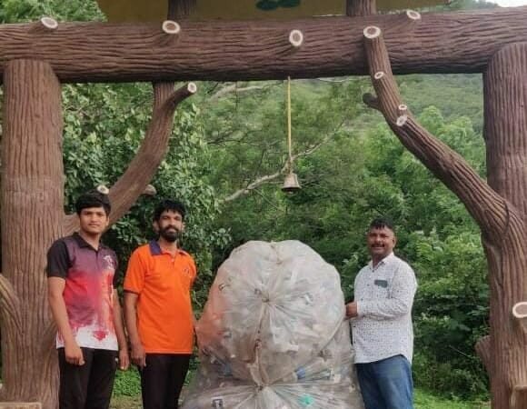 Jarandeshwar Trek in Shravan 2026: श्रावणात ट्रेकर्सचे आकर्षण ठरणाऱ्या जरंडेश्वर डोंगरावर प्राध्यापकांची कमाल; ३ तासांत गोळा केल्या १४३९ प्लॅस्टिक बाटल्या!