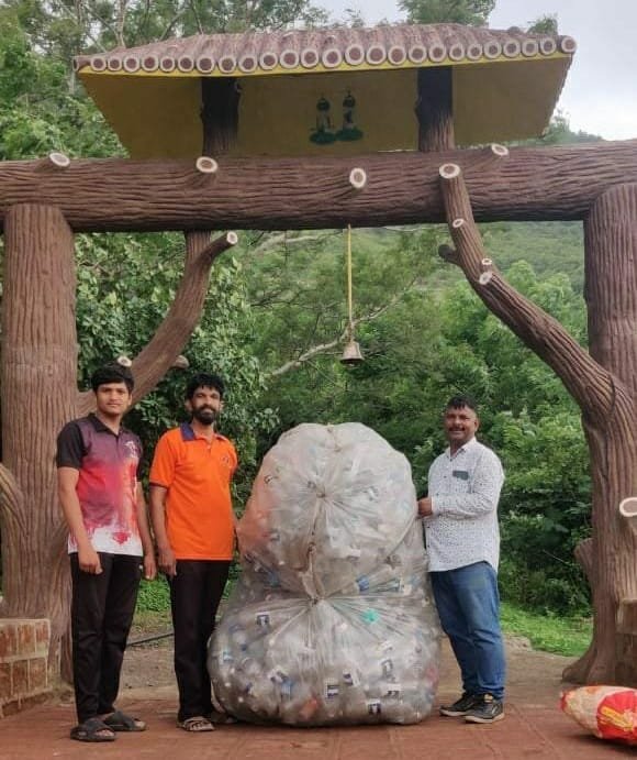 Jarandeshwar Trek in Shravan 2026: श्रावणात ट्रेकर्सचे आकर्षण ठरणाऱ्या जरंडेश्वर डोंगरावर प्राध्यापकांची कमाल; ३ तासांत गोळा केल्या १४३९ प्लॅस्टिक बाटल्या!