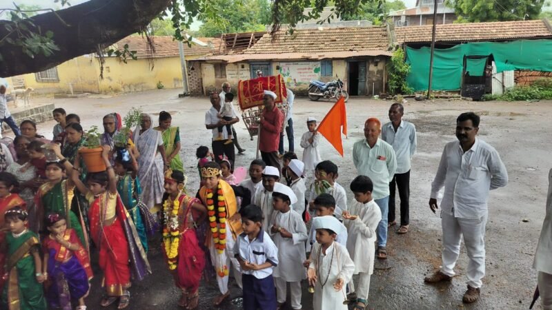 Ghigewadi Vriksha Dindi 2026: घिगेवाडी जिल्हा परिषद प्राथमिक शाळा अन् अंगणवाडीतर्फे 'वृक्ष-दिंडी' व ग्रामप्रदक्षिणा उत्साहात! 1 Ghigewadi Vriksha Dindi 2026: घिगेवाडी जिल्हा परिषद प्राथमिक शाळा अन् अंगणवाडीतर्फे ‘वृक्ष-दिंडी’ व ग्रामप्रदक्षिणा उत्साहात!