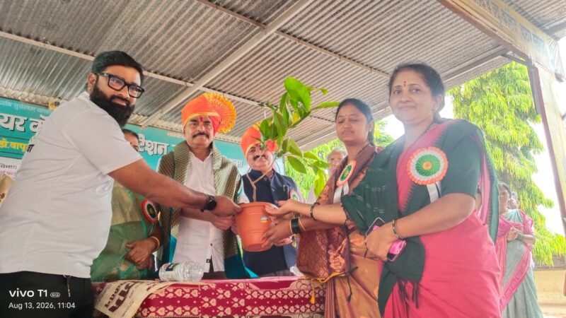 Actor Sayaji Shinde Tree Plantation Movement: वाठार स्टेशनचा 'ग्रीन' पॅटर्न! यमाई टेकडी हिरवाईने नटणार; अभिनेते सयाजी शिंदे आणि जिल्हाधिकारी रमले वृक्षारोपणात 2 Actor Sayaji Shinde Tree Plantation Movement: वाठार स्टेशनचा ‘ग्रीन’ पॅटर्न! यमाई टेकडी हिरवाईने नटणार; अभिनेते सयाजी शिंदे आणि जिल्हाधिकारी रमले वृक्षारोपणात