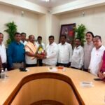 Health Insurance For Journalists उत्तर कोरेगावातील पत्रकारांच्या आरोग्य विम्यासाठी सहकार्य करणार : रामभाऊ लेंभे Health Insurance For North Koregaon Journalists Sambhajiraje Patpedhi Rambhau Lembhe Felicitation