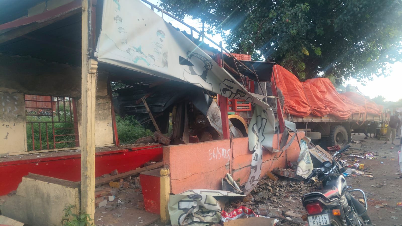 Satara Lonand Road Accident : दैव बलवत्तर अपघातामध्ये वाचला मुलगा! देऊर बसस्थानकात भरधाव ट्रक घुसला; भीषण धडकेत एसटी स्टॅंडसह उपहारगृह जमीनदोस्त… मोठा अनर्थ टळला