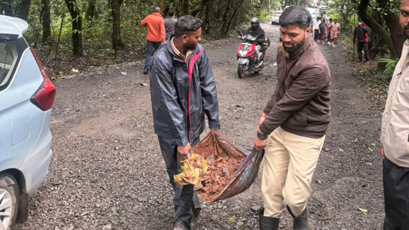 Mahabaleshwar News: सार्वजनिक बांधकाम विभाग ‘गांधारीच्या’ भूमिकेत; ग्रामपंचायत, वनसमिती अन् पोलिसांनी बुजवले क्षेत्र महाबळेश्वरमधील खड्डे!