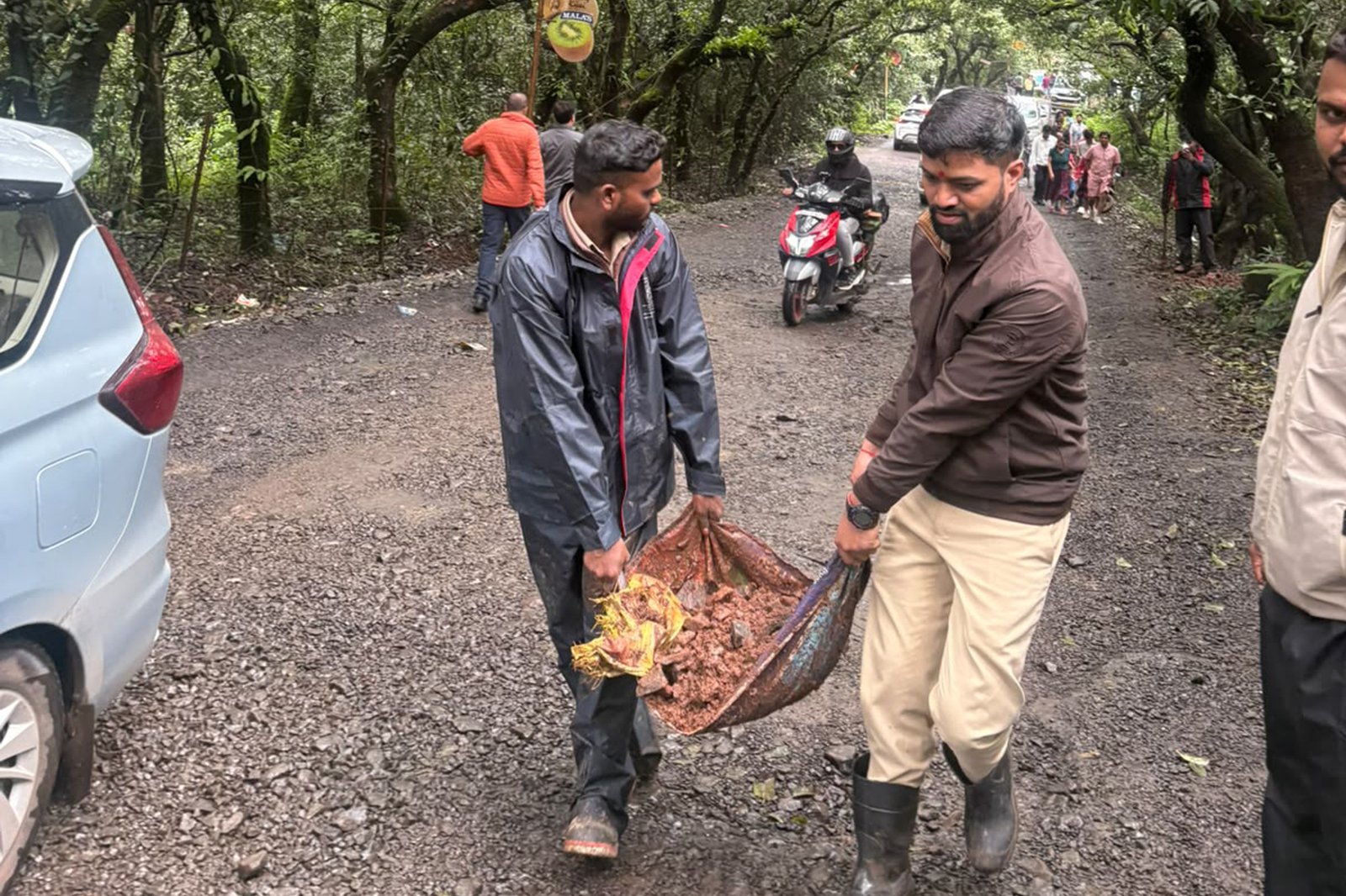 Mahabaleshwar News: सार्वजनिक बांधकाम विभाग 'गांधारीच्या' भूमिकेत; ग्रामपंचायत, वनसमिती अन् पोलिसांनी बुजवले क्षेत्र महाबळेश्वरमधील खड्डे! 1 Mahabaleshwar News: सार्वजनिक बांधकाम विभाग ‘गांधारीच्या’ भूमिकेत; ग्रामपंचायत, वनसमिती अन् पोलिसांनी बुजवले क्षेत्र महाबळेश्वरमधील खड्डे!