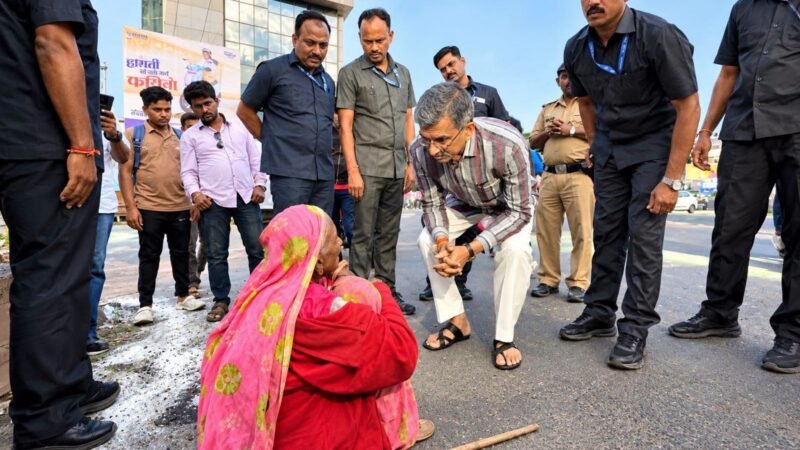 Shambhuraj Desai राजकारणाच्या धावपळीत जेव्हा ‘पालक’ खऱ्या अर्थाने जागा होतो! साताऱ्यात शिवतीर्थावर ८० वर्षांच्या आजीला पाहून अचानक थांबला शंभूराज देसाईंचा ताफा; काय घडले त्या क्षणी?