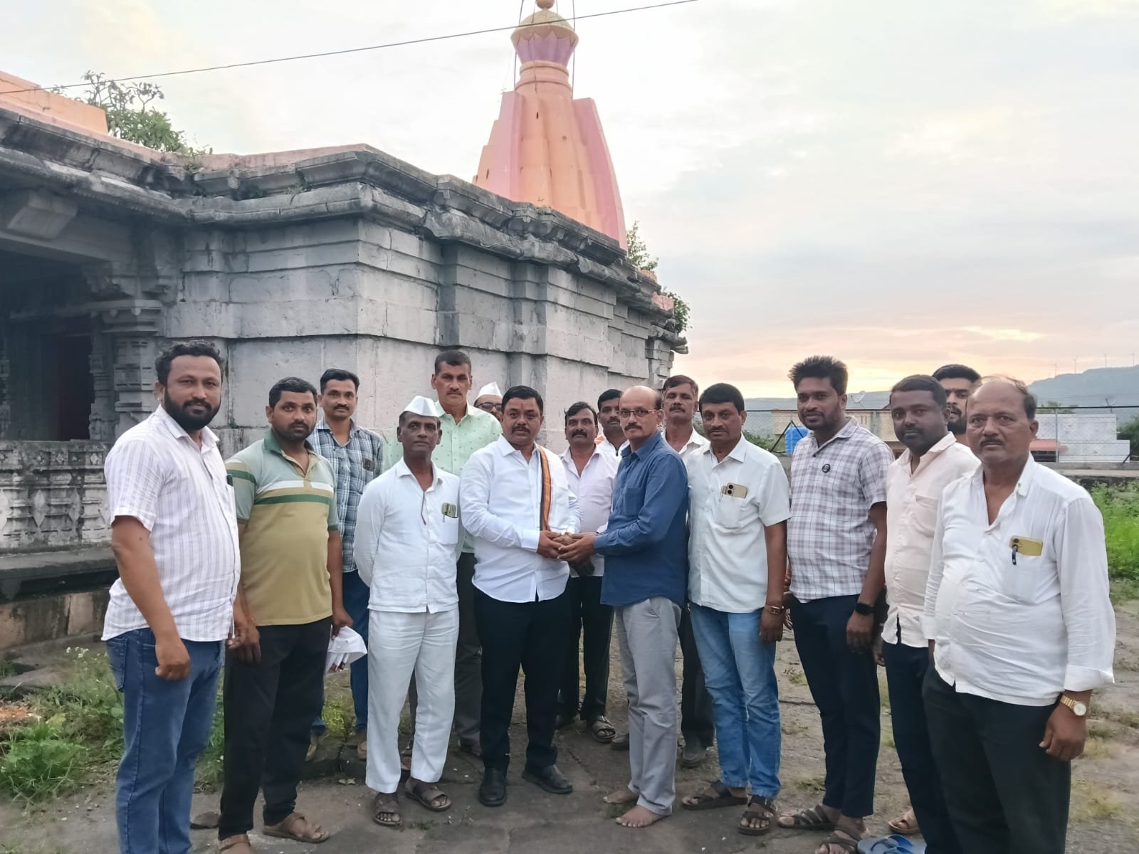 Vittal Temple Deur देऊर येथील पुरातन विठ्ठल मंदिर विकासासाठी पालकमंत्री शंभूराज देसाई यांच्याकडे पाठपुरावा करणार 1 Vittal Temple Deur देऊर येथील पुरातन विठ्ठल मंदिर विकासासाठी पालकमंत्री शंभूराज देसाई यांच्याकडे पाठपुरावा करणार