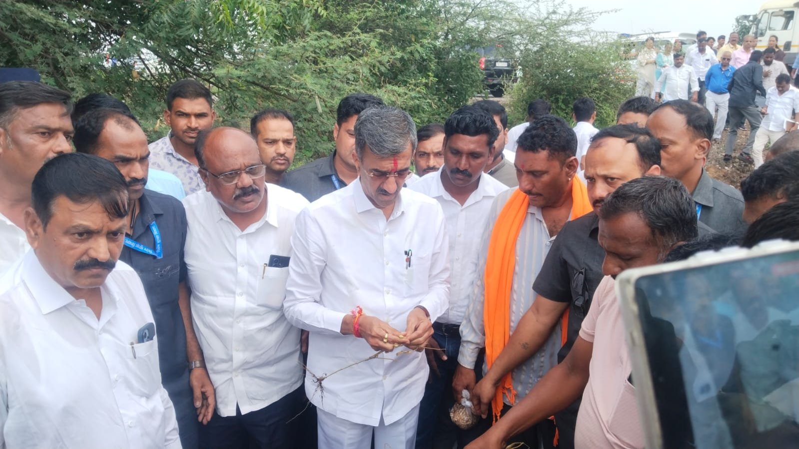 Shambhuraj Desai Satara घेवडा पीक विम्याच्या कक्षेत आणण्यासाठी केंद्राकडे पाठपुरावा करणार :- पालकमंत्री शंभूराजे देसाई