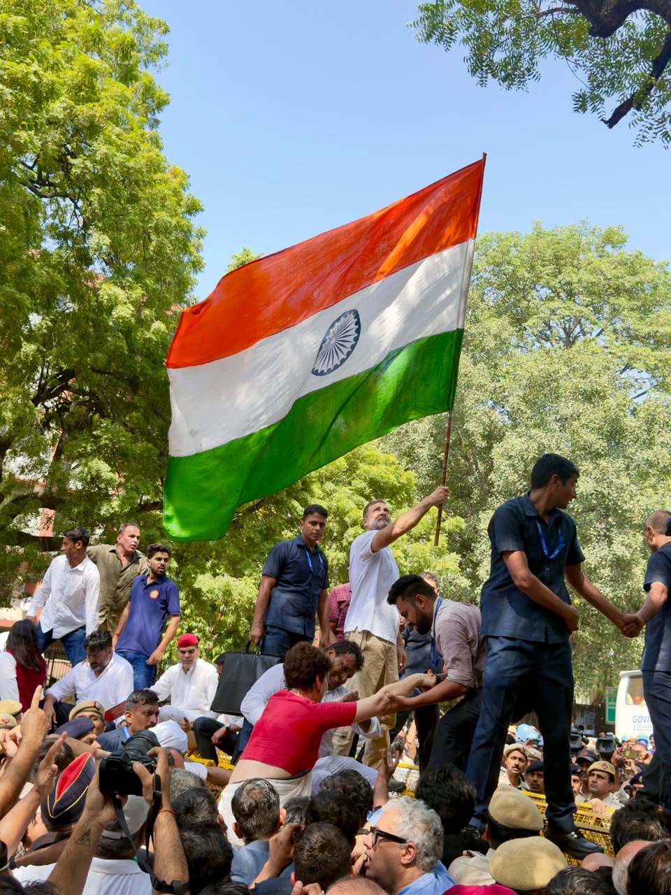 Rahul Gandhi Protest Delhi दिल्लीत राहुल गांधींचा हायव्होल्टेज ड्रामा! निवडणूक आयोगाच्या कार्यालयाबाहेर 'इंडिया' आघाडीचे महाआंदोलन, पोलिसांच्या बॅरिकेडवर चढून फडकवला राष्ट्रध्वज; 1 Rahul Gandhi Protest Delhi दिल्लीत राहुल गांधींचा हायव्होल्टेज ड्रामा! निवडणूक आयोगाच्या कार्यालयाबाहेर ‘इंडिया’ आघाडीचे महाआंदोलन, पोलिसांच्या बॅरिकेडवर चढून फडकवला राष्ट्रध्वज;
