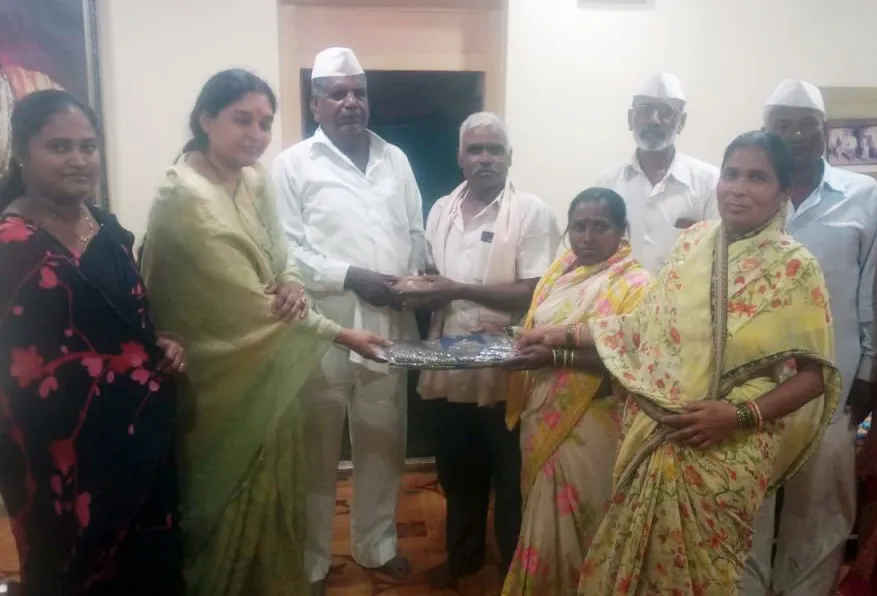 बिचुकले गावच्या शेतमजूर दाम्पत्याचा प्रामाणिकपणा, शेतात सापडलेला दीड लाखाचे मंगळसूत्र केले परत सुपूर्द 4 IMG 20240102 WA0014 1024x768 1