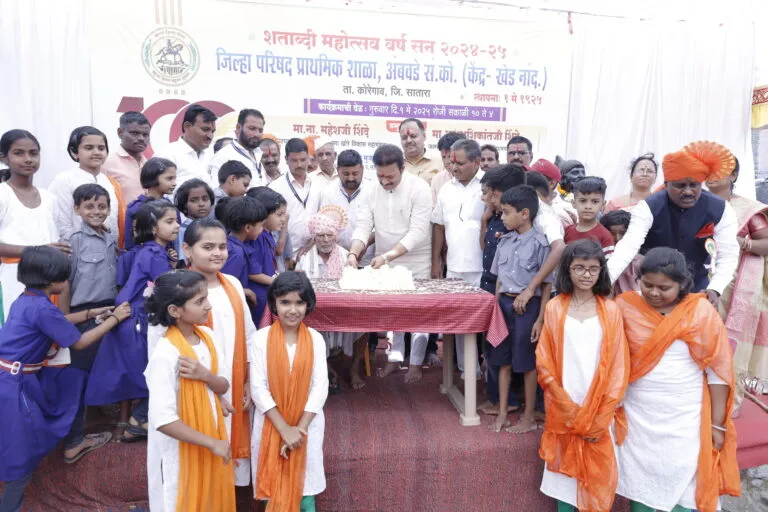 शाळेच्या शंभराव्या वाढदिवसाला … शंभरी पार केलेला विद्यार्थाने कापला केक 10 school