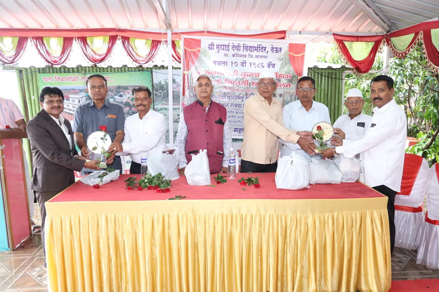 Get Together :तब्बल ३९ वर्षांनी गुरु-शिष्यांची अविस्मरणीय भेट 1 IMG-20250701-WA0042